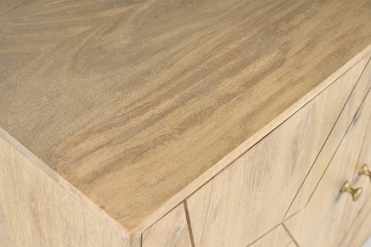 Nahaufnahme der Oberseite des Sideboards aus massivem Mangoholz mit geometrischen Gravuren.