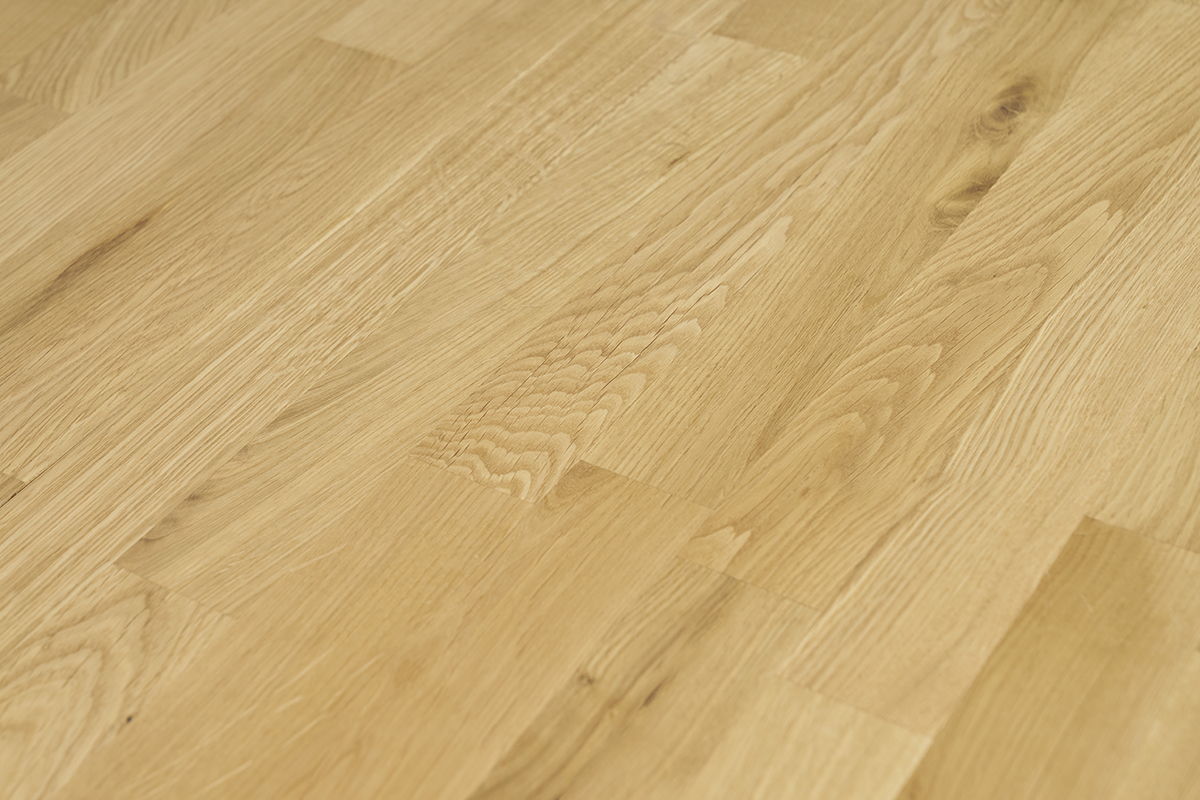 Massiveiche-Holzplatte in hellem Eichenholz, Draufsicht.