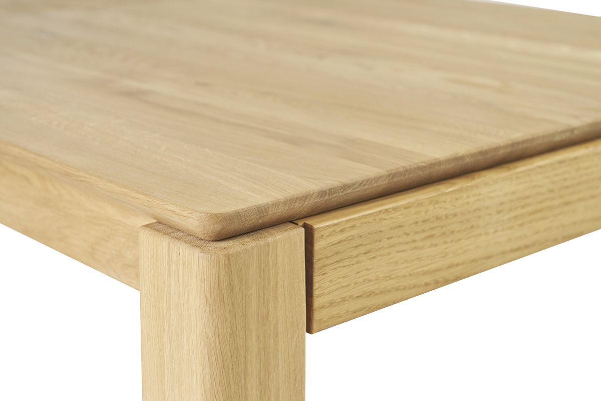 Detailansicht der massiven, hellen Eichentischplatte aus der Nhe.