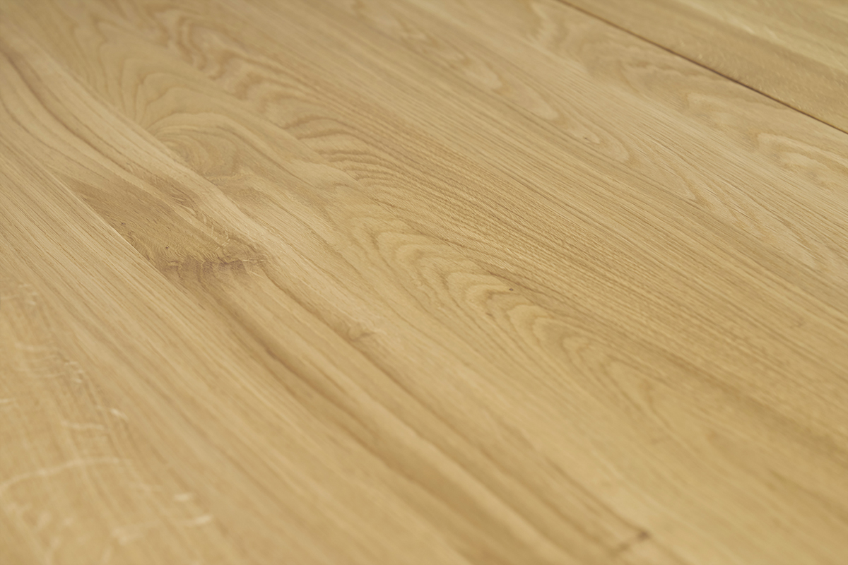 Nahaufnahme der hellen Eichenholzplatte des NELYA-Tisches.