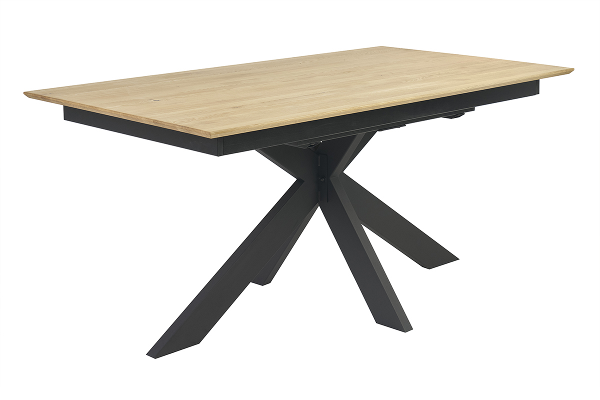 Eichenesstisch in hellem Eichenholz mit schwarzem Kreuzfu, Ansicht im Winkel.