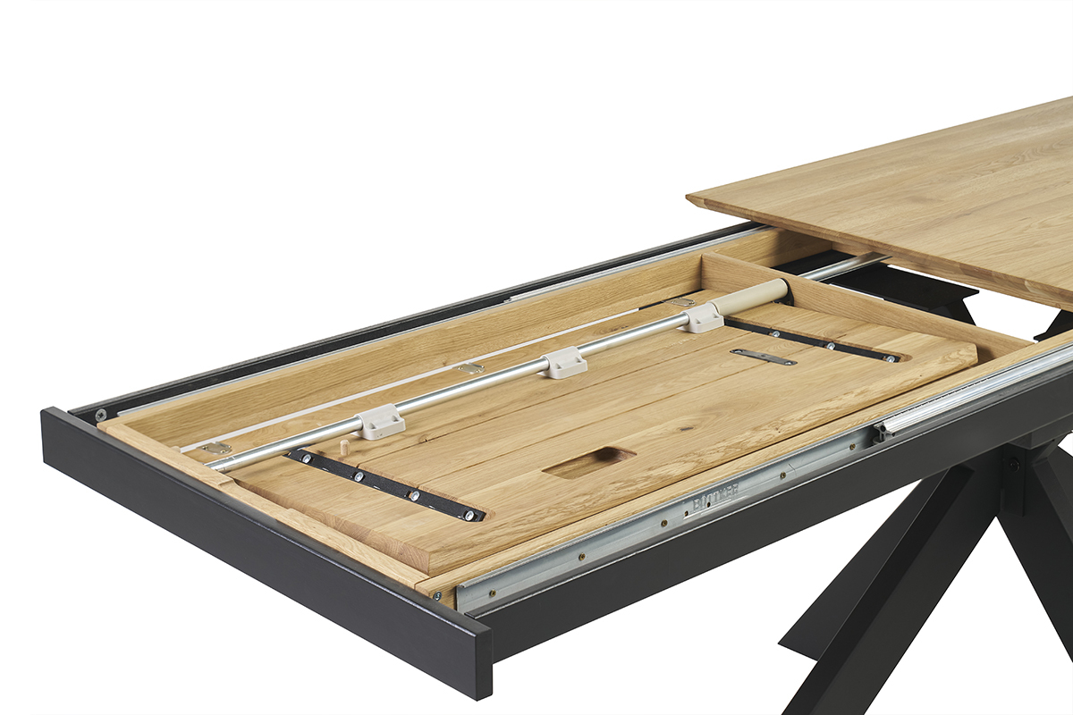 Esstisch AGATA in hellem Eichenholz mit integrierter Butterfly-Erweiterung, Draufsicht.