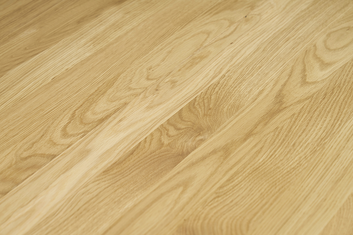 Nahaufnahme der massiven Eichenplatte des AGATA Esstisches.