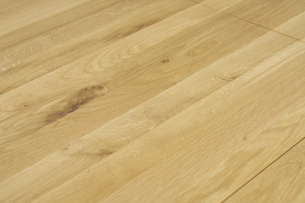 Nahaufnahme des massiven Eichenholzes des Esstisches OLGA.