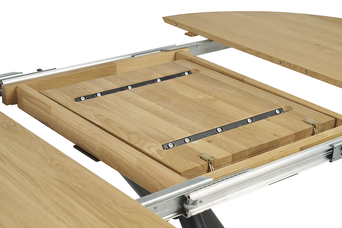 Ausziehmechanismus des runden Esstisches aus massiver Eiche und schwarzem Metall.