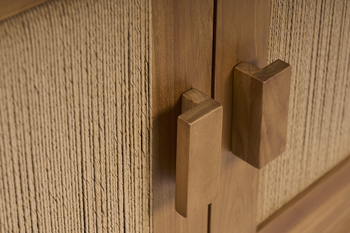 Detail der Griffe an dem Badezimmerm�bel aus Teakholz und geflochtener Schnur.