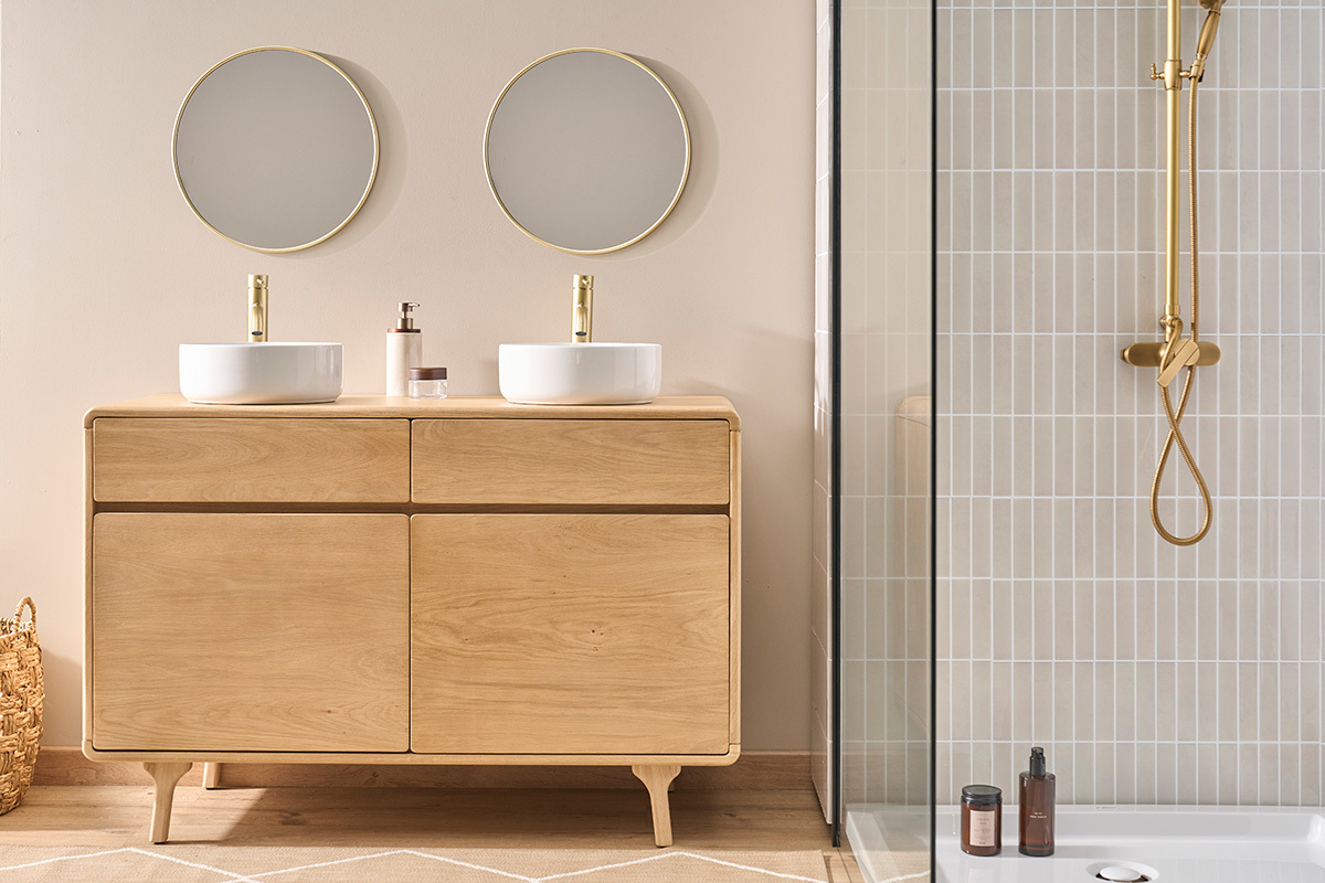 Badezimmerschrank aus massiver Eiche, Vorderansicht mit zwei Waschbecken und Schubladen.
