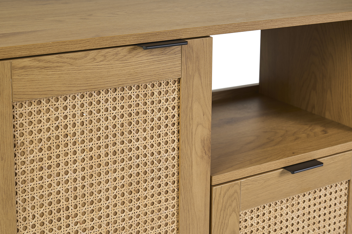 Badezimmerm�bel aus hellem Holz mit Rattanpaneelen, schwarzer Schublade, gezoomte Ansicht