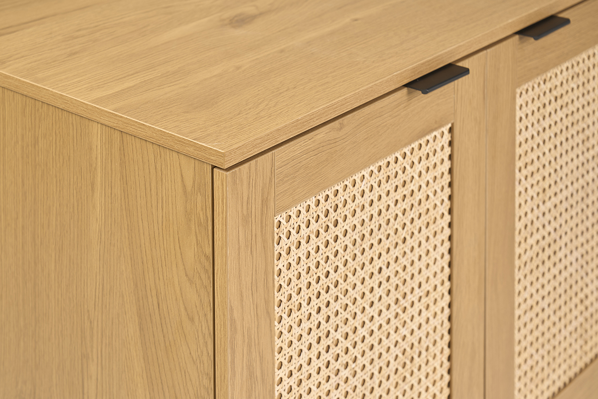 Badezimmerm�bel aus hellem Holz mit Front aus Rattan-Geflecht, Nahaufnahme der T�ren und der Platte.