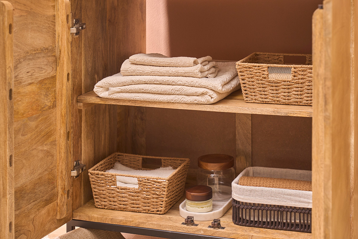 Badezimmerm�bel mit heller Holzoptik, Rohrgeflecht aus Rattan und schwarzem Metall L80 cm MANILLE