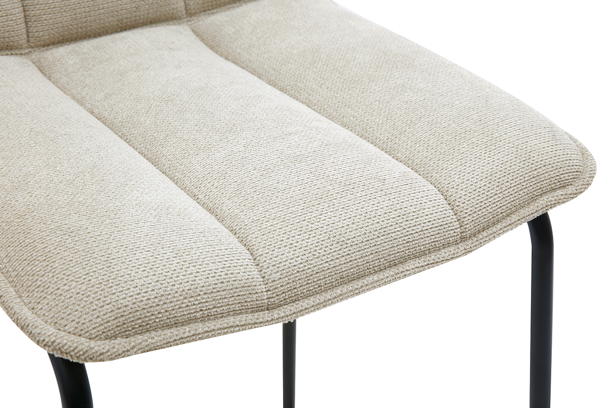 Detail des Hockers aus beigem Chenille-Stoff mit schwarzem Metallgestell, Nahaufnahme
