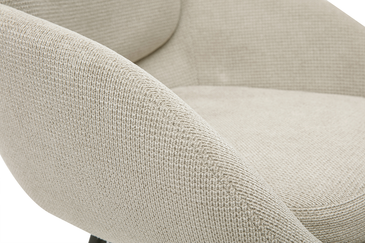 Detail eines Barhockers aus beigem Stoff mit umh�llendem Design und schwarzen Metallf��en.