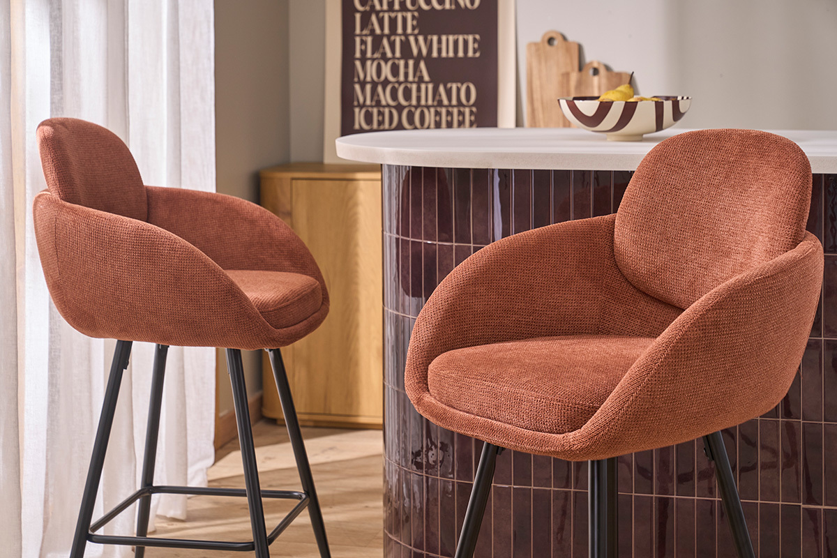 Barhocker aus Chenille-Stoff, branntes Terra und schwarzem Metall H68,5 cm (Set aus 2) SLAKE
