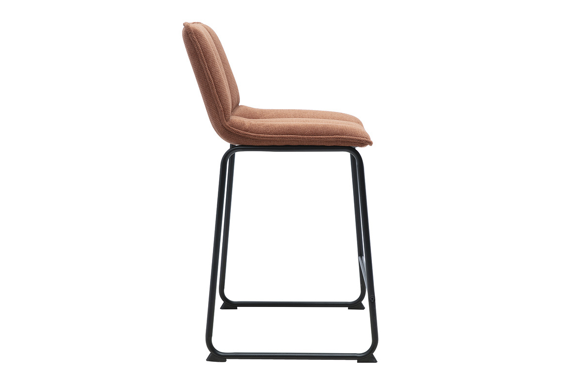 Barhocker aus Chenille-Stoff in Terrakotta und schwarzem Metall, Seitenansicht.