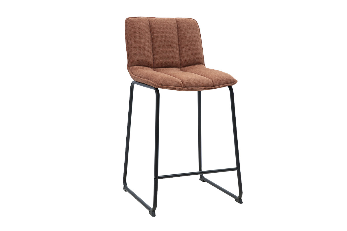Barhocker aus Chenille-Stoff in Ziegelrot und schwarzem Metall, 3/4-Ansicht.
