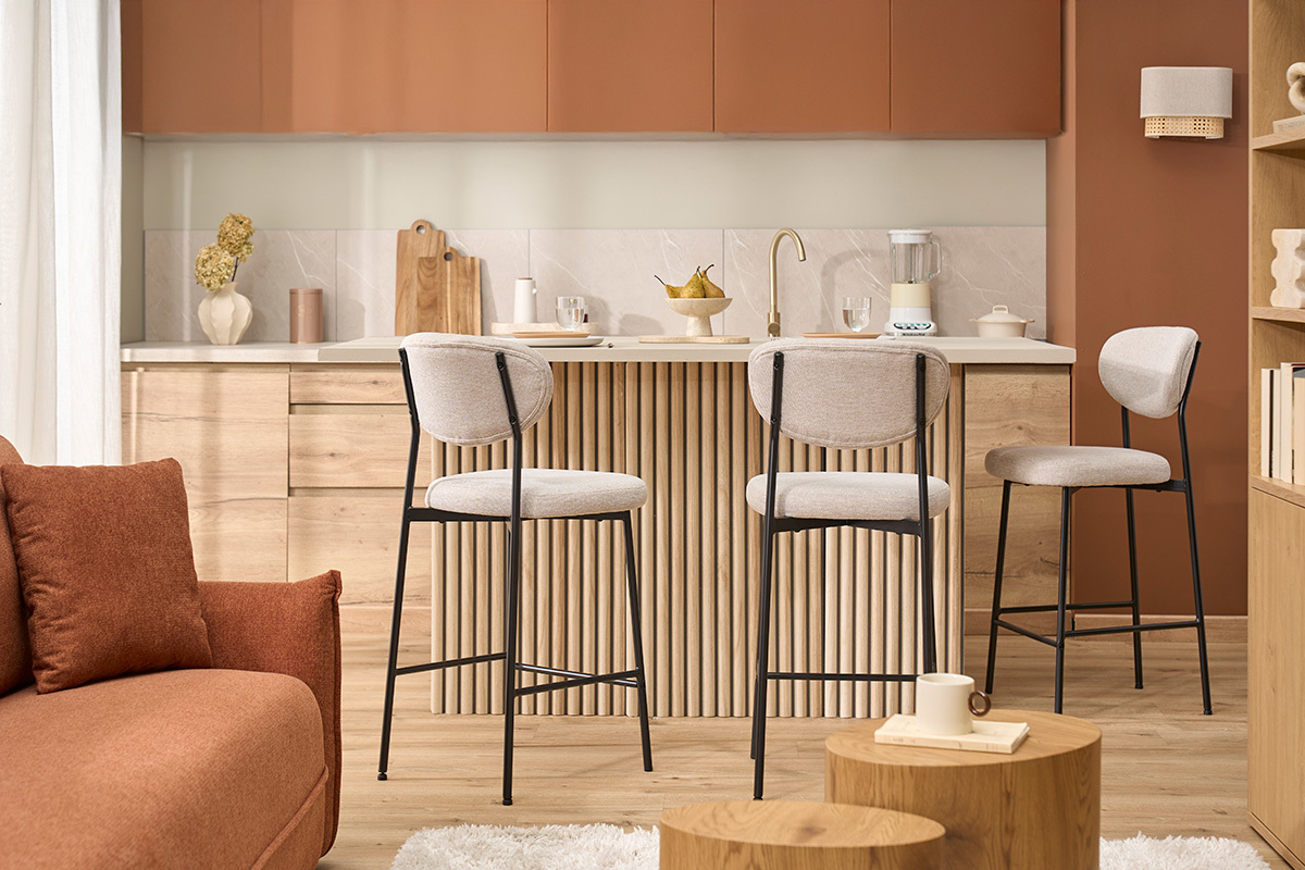 BEKA Barhocker aus beigem Stoff und schwarzem Metall vor der K�cheninsel, modernes Interieur.