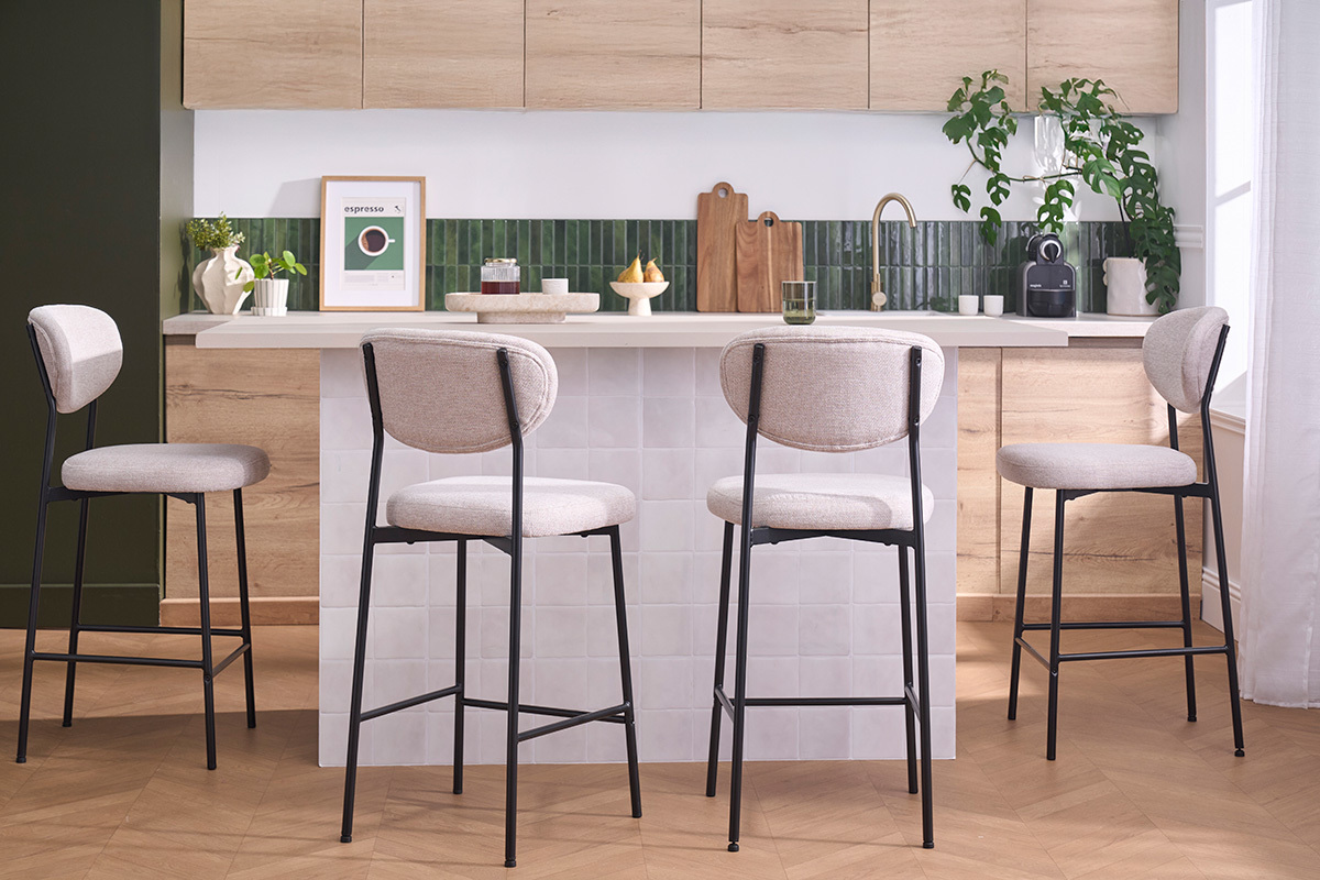 Vier Barhocker aus beigem Stoff und schwarzem Metall um eine Insel in einer modernen K�che.