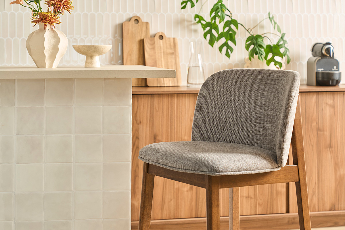 Barhocker aus grauem Samt-Textil-Effekt und dunklem Holz H69 cm (2er-Set) TIEGA