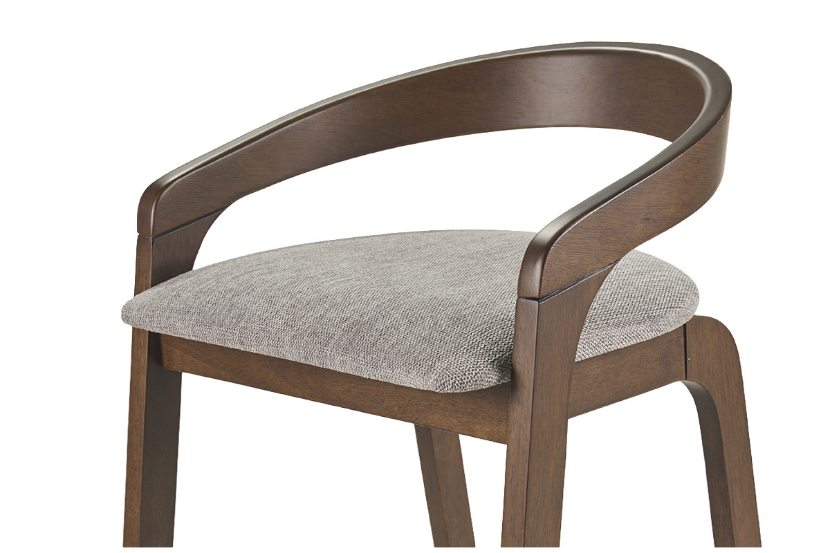 Dunkler Holz Barhocker und grauer Stoff, seitliche Nahaufnahme.