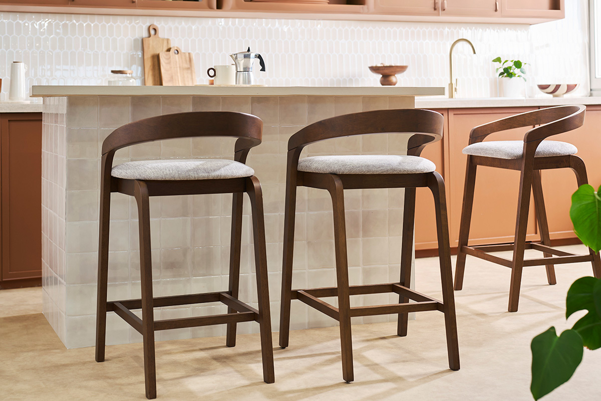 Barhocker aus grauem Samteffekt-Textilstoff und dunklem Holz H68 cm (2er-Set) PULSO