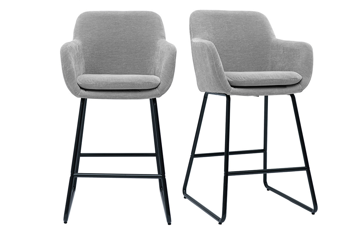 Zwei graue Barhocker aus Samtstoff mit schwarzem Gestell und Armlehnen, Frontansicht.