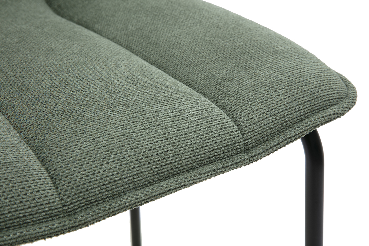 Detail der Sitzfl�che aus khakigr�nem Chenille-Gewebe des Barhockers VISTO mit schwarzem Metallgestell.