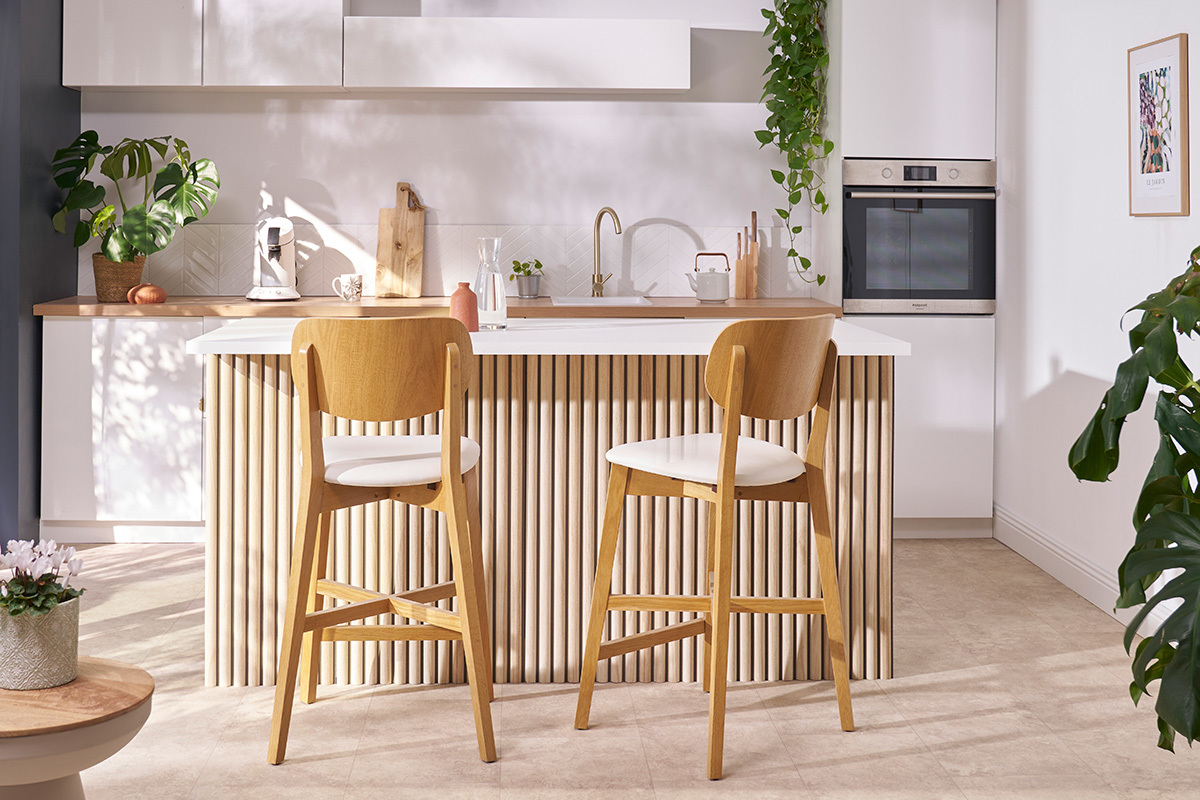 Barhocker LUCIA aus hellem Holz in einer modernen K�che, Vorderansicht.