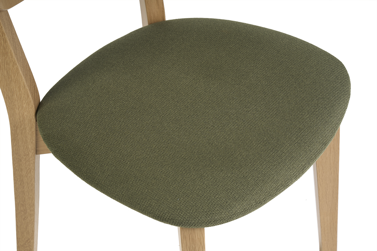 Detail der Sitzfl�che eines Barhockers LUCIA aus khakigr�nem Stoff und hellem Holz.