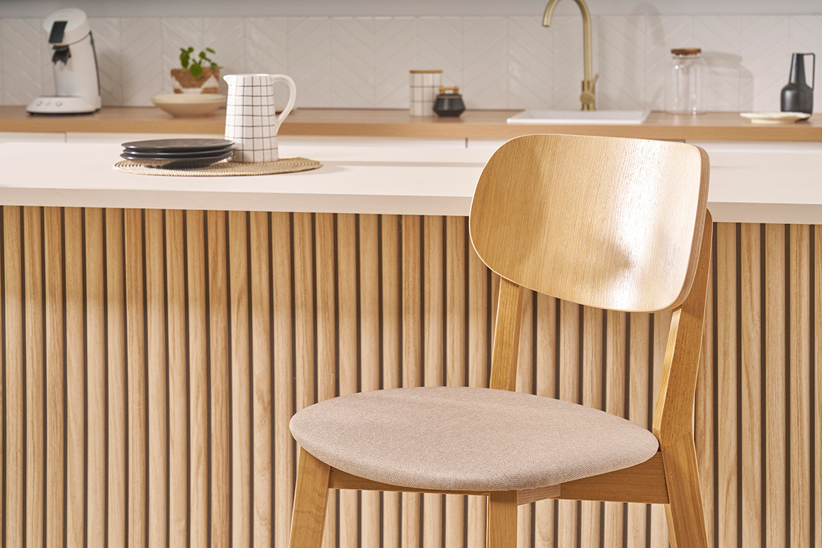 Barhocker aus hellem Holz, massiver Eiche und beigem Stoff H65 cm LUCIA