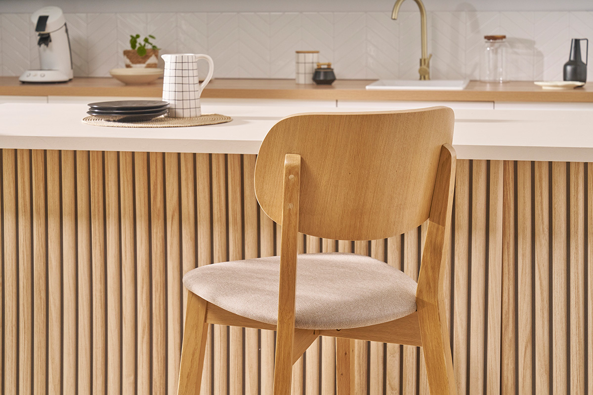 Barhocker aus hellem Holz, massiver Eiche und beigem Stoff H65 cm LUCIA