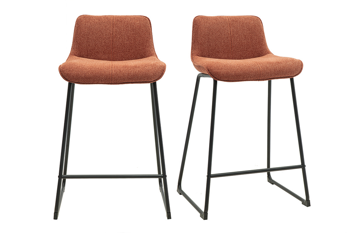 Zwei Barhocker aus verbrannter Erde Stoff und schwarzem Metall, Frontansicht.