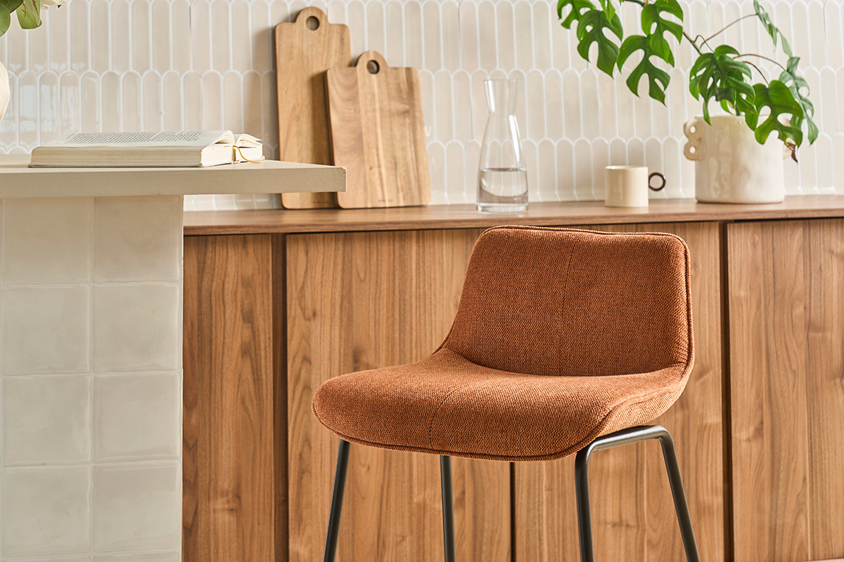Barhocker aus Samt-Textur-Effekt Stoff in gebrannter Erde und schwarzem Metall H65 cm (2er-Set) BOOST