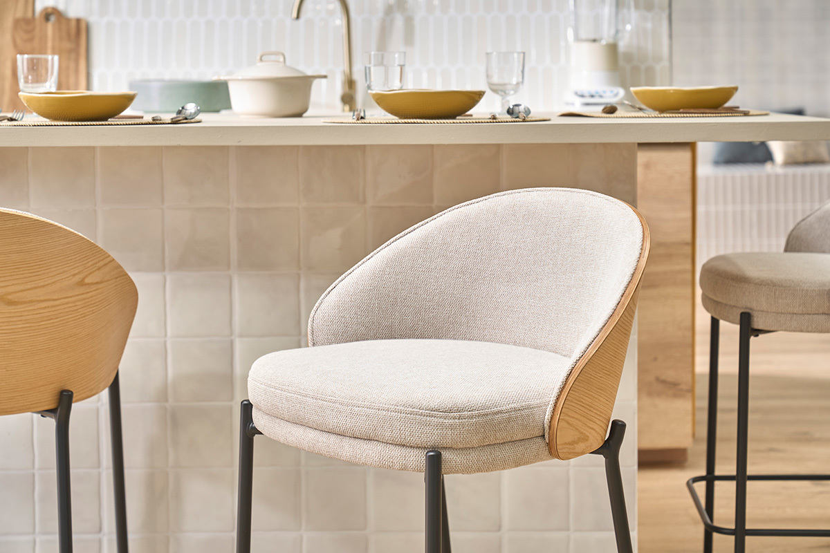 Barhocker aus samtartigem, texturiertem Stoff in Beige, dunklem Holz und Metall H65 cm (2er-Set) TUCSON
