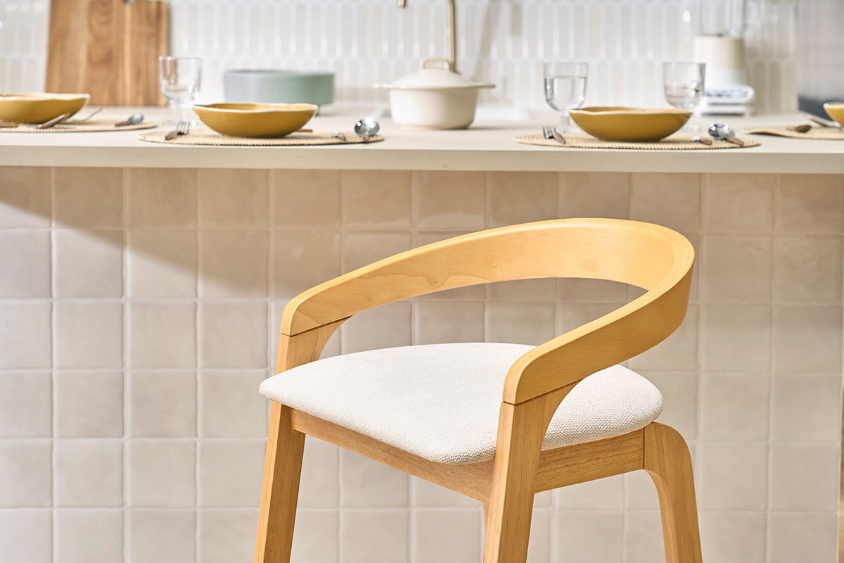 Barhocker aus Stoff in Beige-Samt-Optik und hellem Holz H68 cm (2er-Set) PULSO