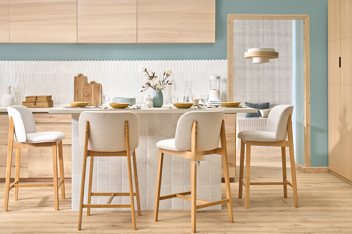 Barhocker aus Stoff in Beige Samtoptik und hellem Holz H69 cm (2er Set) TIEGA