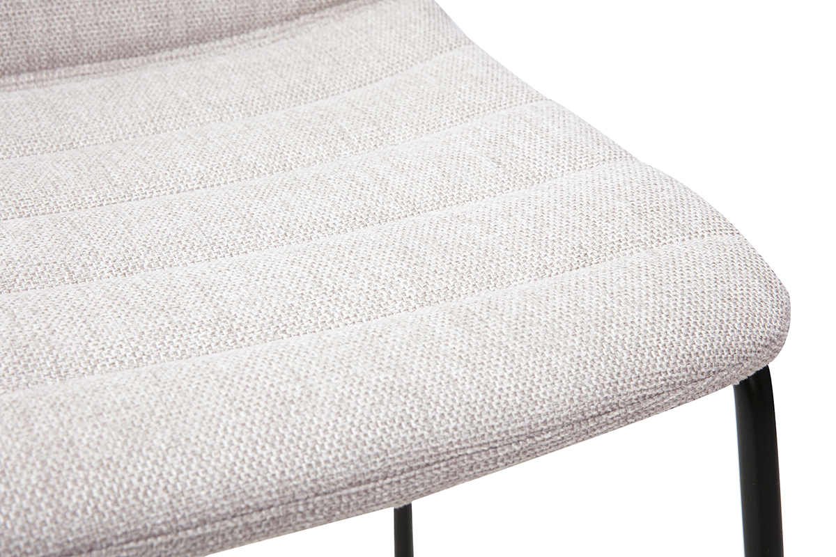 Details des Hockers aus beigem Stoff mit horizontalen Steppn�hten und schwarzem Metallgestell