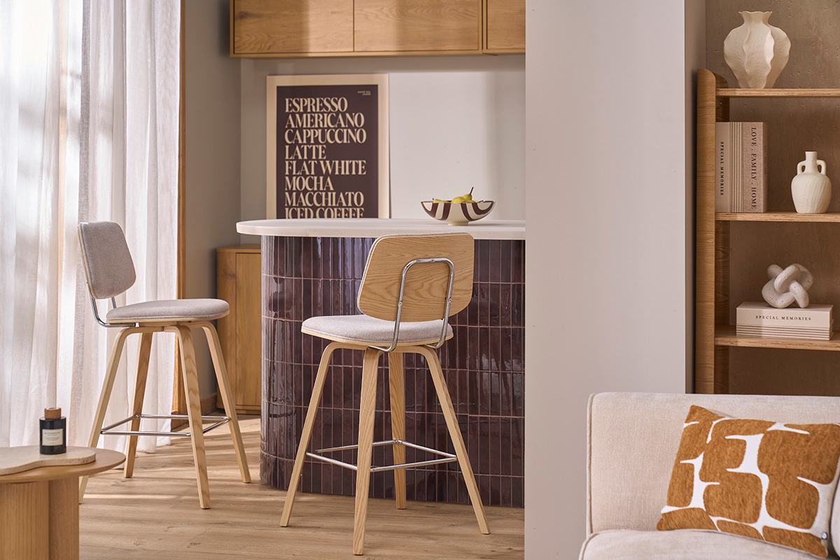 Barhocker aus Stoff mit beiger strukturierter Samtoptik und hellem Holz H66 cm (2er-Set) SEGUR