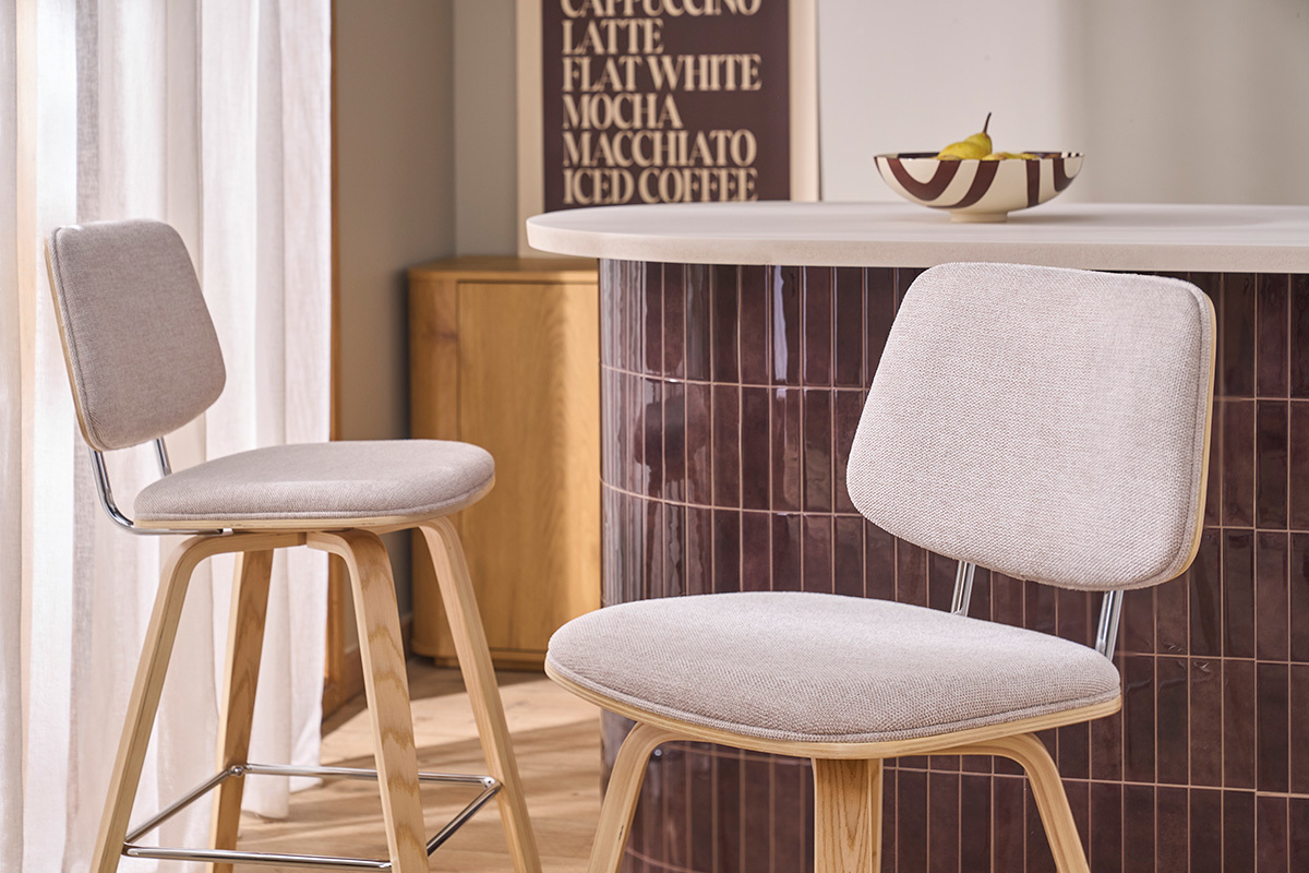 Barhocker aus Stoff mit beiger strukturierter Samtoptik und hellem Holz H66 cm (2er-Set) SEGUR