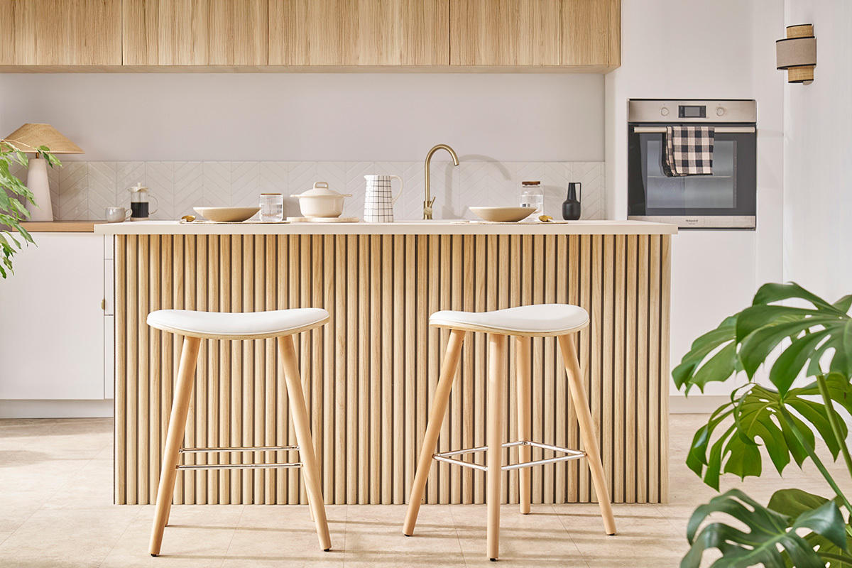 Barhocker aus Stoff mit strukturiertem Samteffekt, beige und helles Holz H65 cm (2er-Set) MEADOW