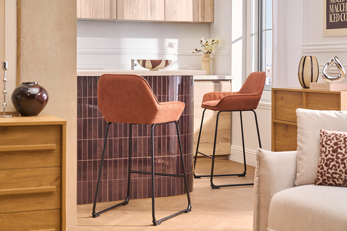 Barhocker aus Stoff mit strukturiertem Samteffekt, erdiges Rotbraun und schwarzes Metall H68 cm (2er-Set) RONNIE
