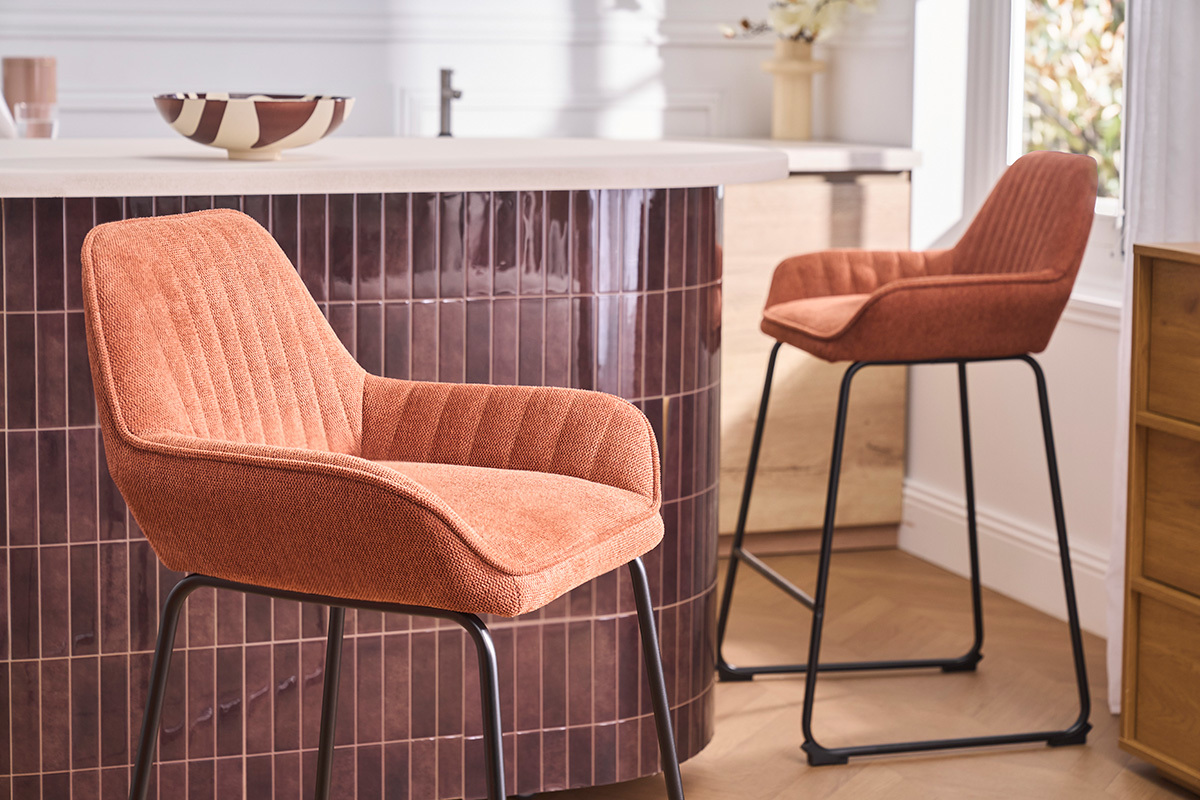 Barhocker aus Stoff mit strukturiertem Samteffekt, erdiges Rotbraun und schwarzes Metall H68 cm (2er-Set) RONNIE
