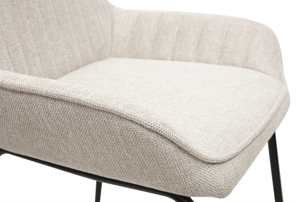 Detail der Barhocker RONNIE aus beigefarbenem Stoff und schwarzem Metall, Nahaufnahme des Sitzes.