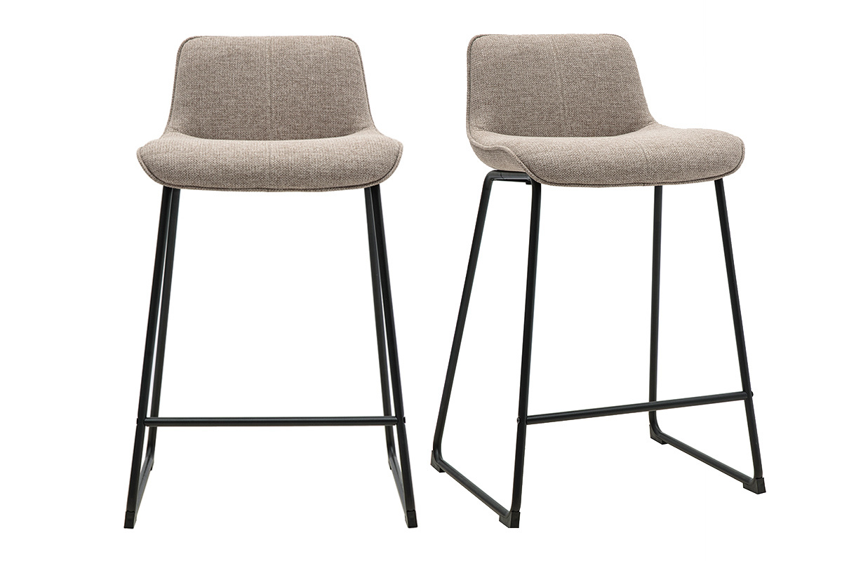 Zwei Barhocker aus taupefarbenem Stoff, mit schwarzem Gestell, Frontansicht.