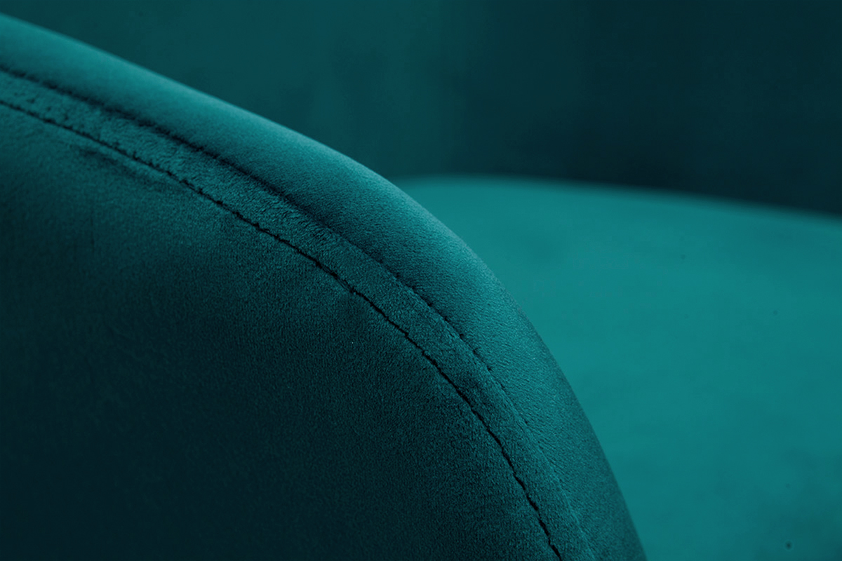 Nahaufnahme des petrolblauen Samtstoffs eines AMIKA Barhockers.