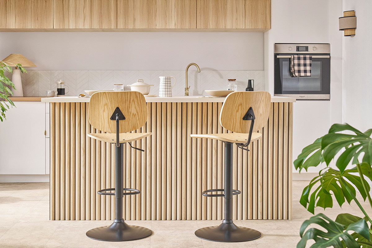 Barhocker hhenverstellbar helles Holz mit schwarzem Metall CLASH