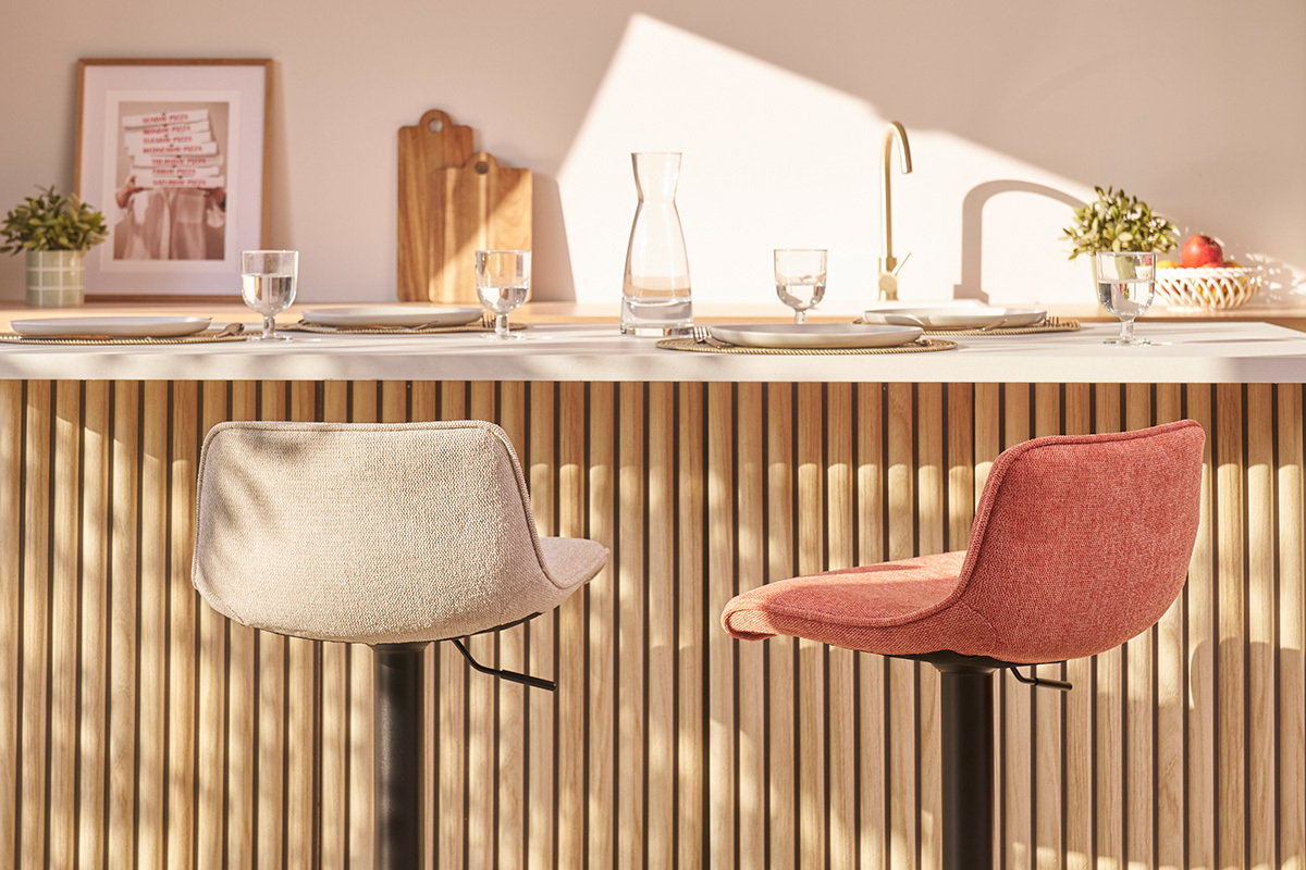 Barhocker h�henverstellbar und um 360� drehbar aus Stoff mit strukturiertem Samteffekt in Beige und Metall (2er-Set) BOOST