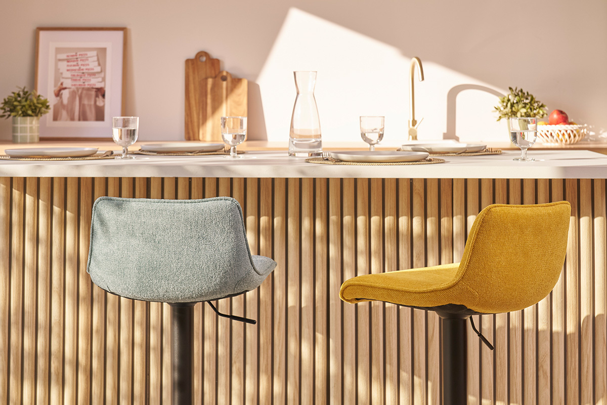 Barhocker h�henverstellbar und um 360� drehbar aus Stoff mit strukturiertem Samteffekt in Senfgelb und Metall (2er-Set) BOOST