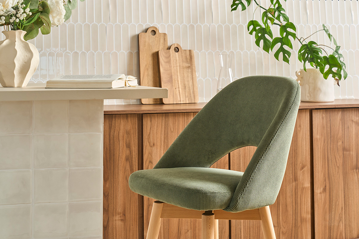 Barhocker im skandinavischen Design aus gr�nem Cordstoff und massivem Hevea 65 cm (2er-Set) COSETTE