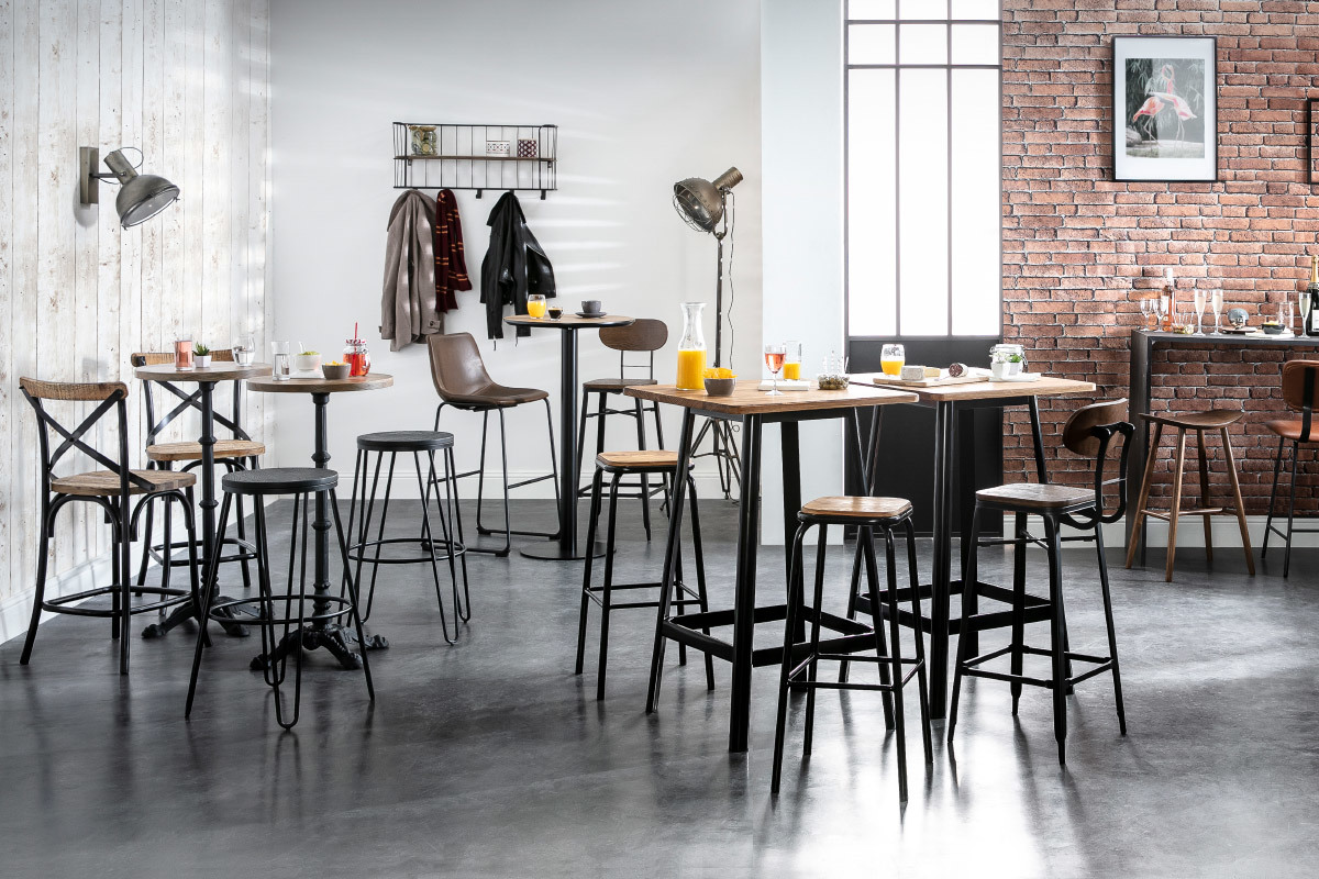 Industrieller Barhocker aus Holz und gealtertem schwarzem Metall, 65 cm hoch, in einem gem�tlichen Raum mit weiteren M�beln.