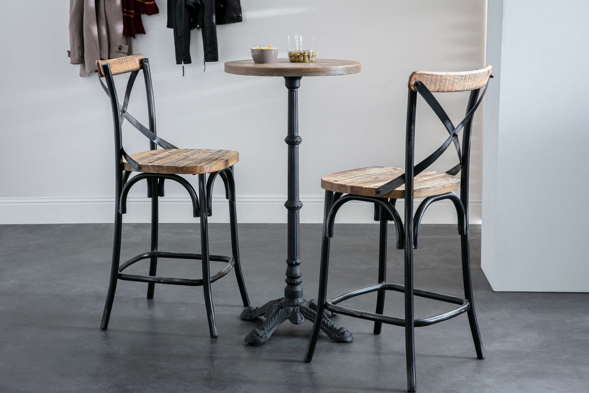 Industrieller Barhocker JAKE aus Holz und schwarzem Metall, mit einem hohen Tisch.
